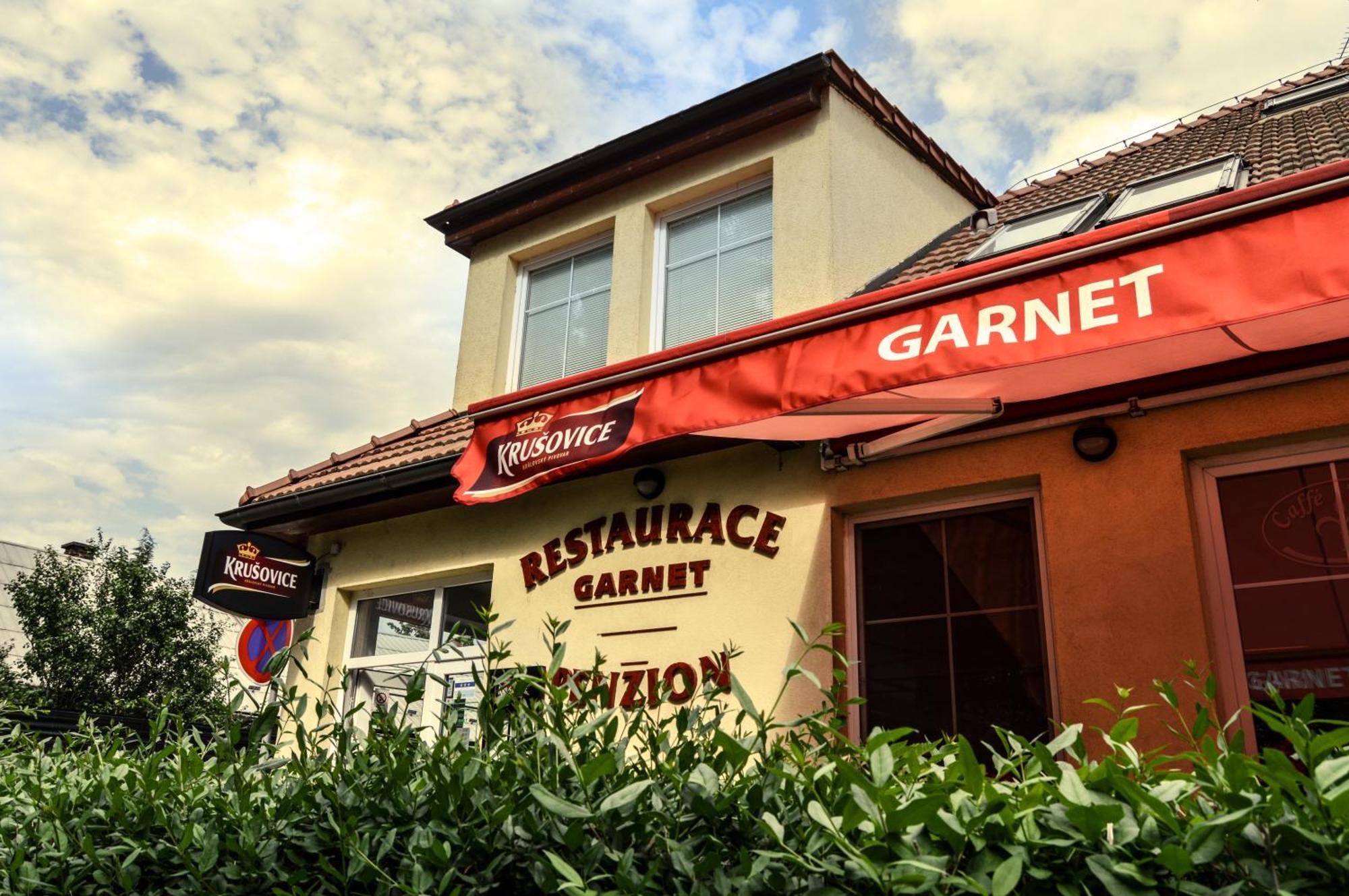 Restaurace A Penzion Garnet أولوموك المظهر الخارجي الصورة